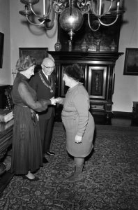 Nieuwjaarsreceptie burgemeester Samkalden van Amsterdam in Stedelijk Museum, Bestanddeelnr 924-1431