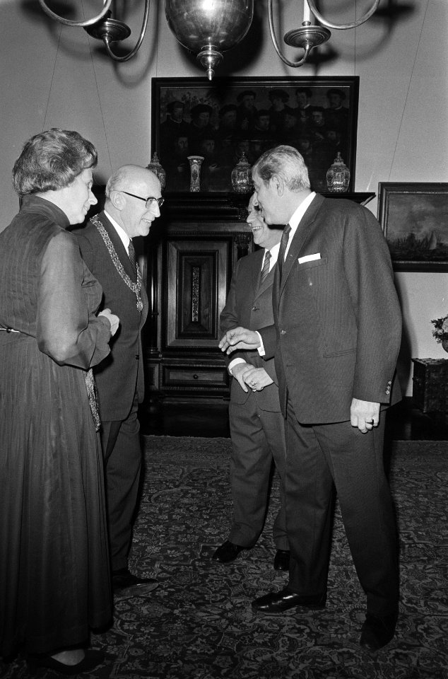 Nieuwjaarsreceptie burgemeester Samkalden van Amsterdam in Stedelijk Museum, Bestanddeelnr 924-1434