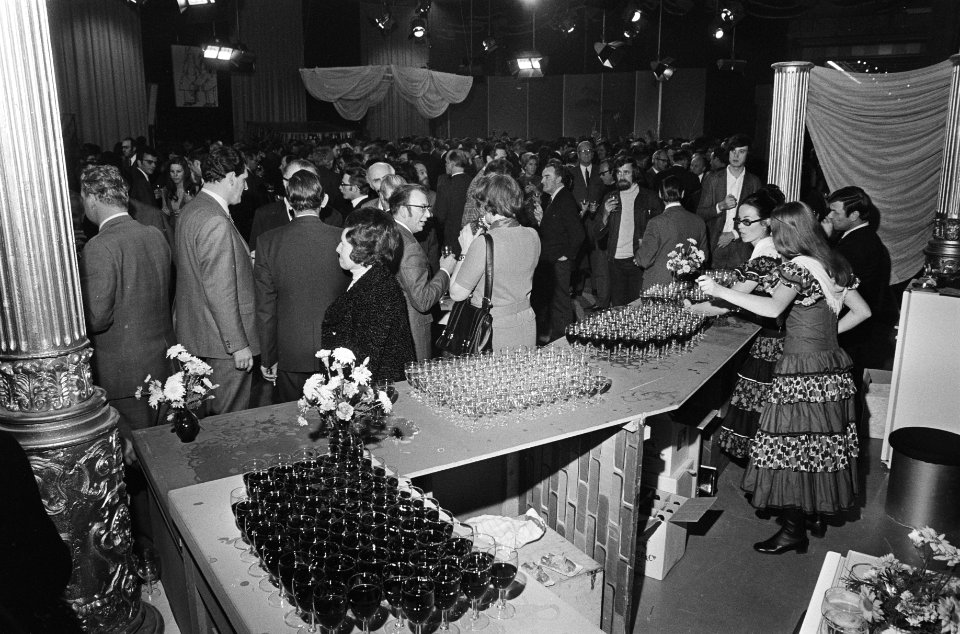 Nieuwjaarsreceptie burgemeester Samkalden van Amsterdam in Stedelijk Museum, Bestanddeelnr 924-1433