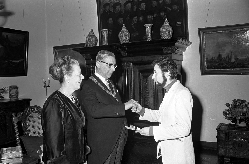Nieuwjaarsreceptie van Burgemeester Van Hall , Guus Dijkhuizen van maandblad Gan, Bestanddeelnr 919-9431