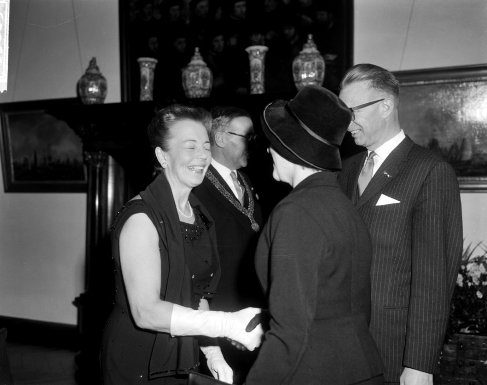 Nieuwjaarsreceptie door burgemeester en mevrouw Van Hall in het Stedelijk Museum, Bestanddeelnr 915-9009
