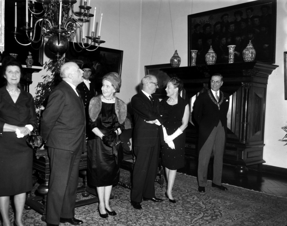 Nieuwjaarsreceptie door burgemeester en mevrouw Van Hall in het Stedelijk Museum, Bestanddeelnr 915-9010