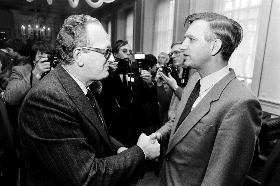 Nieuwjaarsreceptie met kamervoorzitter Dolman (r) en Van Kemenade (PvdA), Bestanddeelnr 932-4522