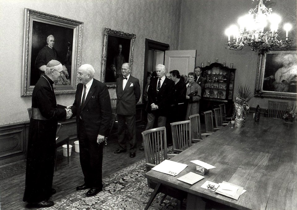 Nieuwjaarsreceptie bij Bisschop mgr. H.J.A. Bomers in het Bisschoppelijk Paleis aan de Nieuwe Gracht. Aangekocht van United Photos de Boer bv. - Negatiefnummer 33599 k 8. - Gepubliceerd in het Haarlem