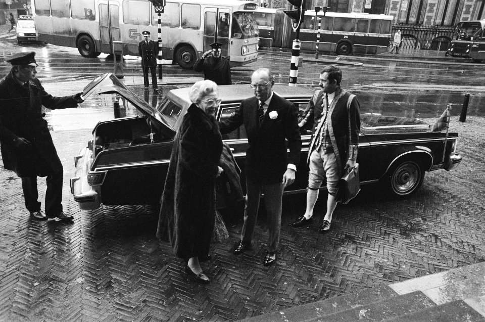 Nieuwjaarsreceptie koningin Juliana in Paleis op de Dam aankomst koningin Julia, Bestanddeelnr 930-6363