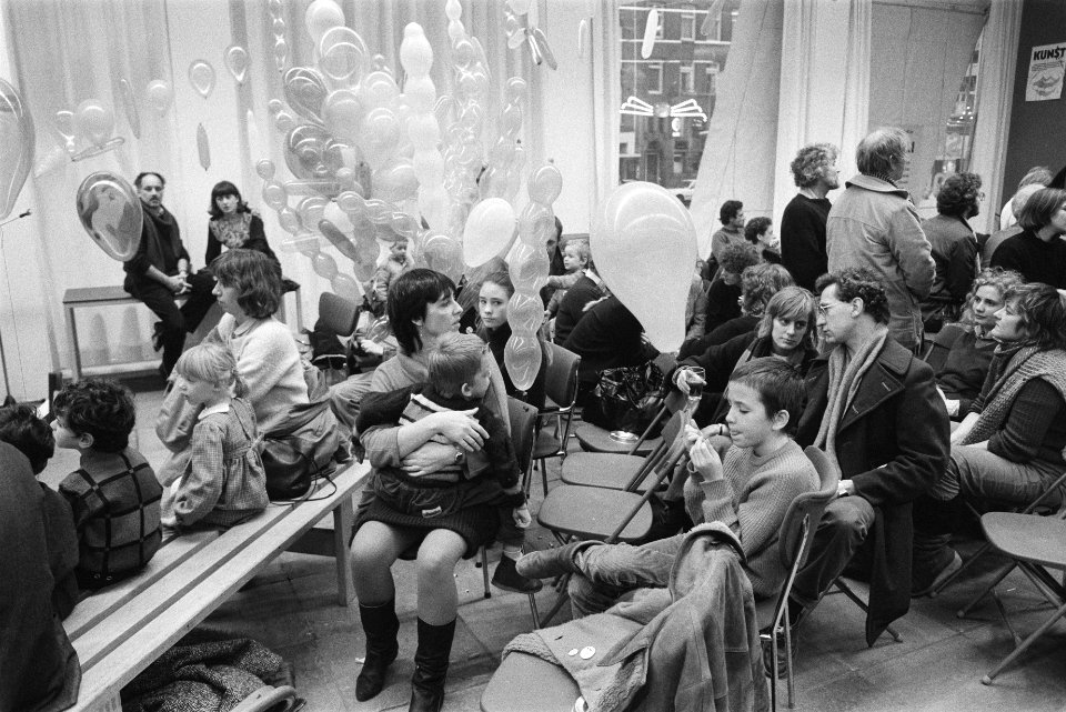 Nieuwjaarsreceptie kunstenaars die vleugel van Stedelijk Museum bezet houden, Bestanddeelnr 932-8228