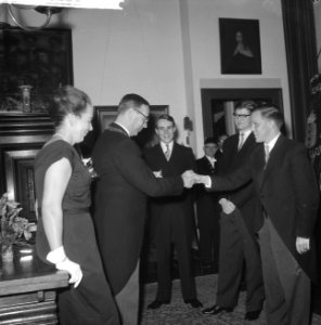 Nieuwjaarsreceptie in het Stedelijk Museum door burgemeester Van Hall , studente, Bestanddeelnr 911-9474