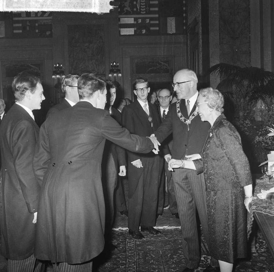 Nieuwjaarsreceptie in Rotterdam, studenten bieden het echtpaar Van Walsum bloemb, Bestanddeelnr 917-2963