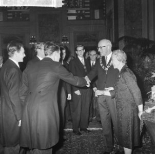 Nieuwjaarsreceptie in Rotterdam, studenten bieden het echtpaar Van Walsum bloemb, Bestanddeelnr 917-2963