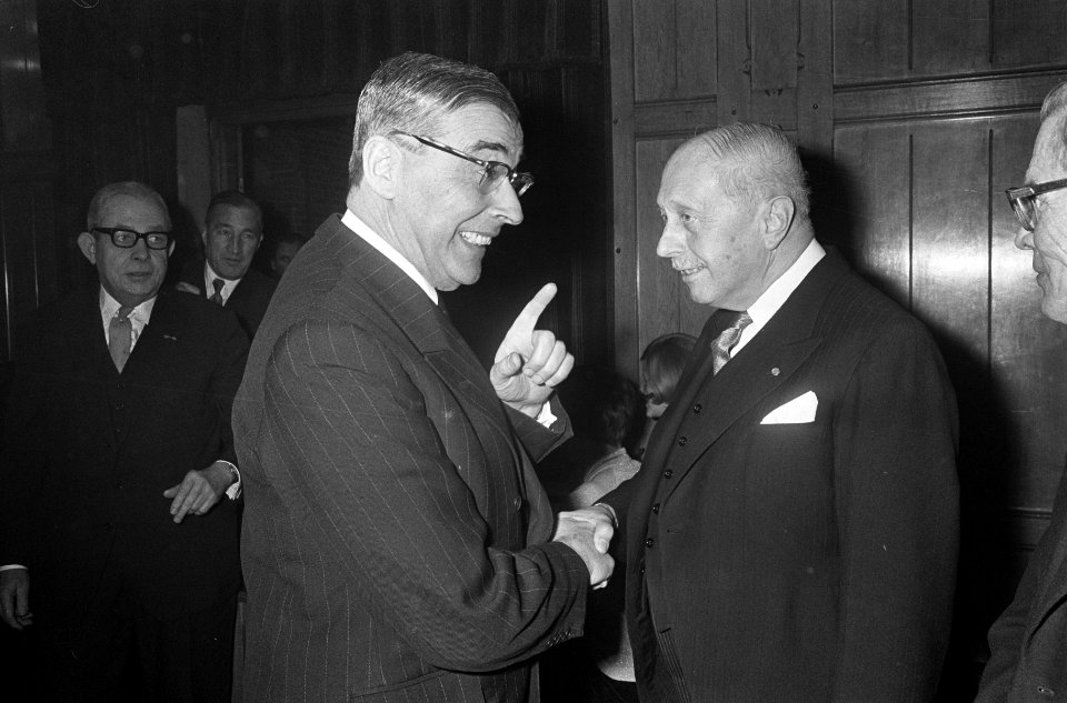 Nieuwjaarsreceptie Kamer van Koophandel , links Burgemeester Van Hall , rechts d, Bestanddeelnr 919-9346