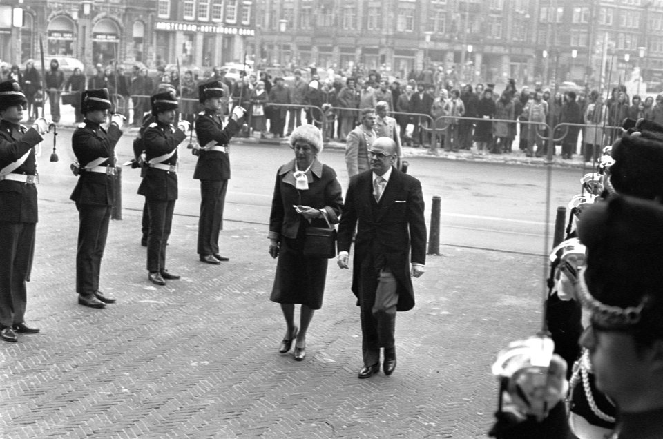 Nieuwjaarsreceptie Koninklijk Paar op Dam in Amsterdam aankomst Spaanse ambassa, Bestanddeelnr 928-3986
