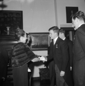 Nieuwjaarsreceptie in het Stedelijk Museum door burgemeester Van Hall , studente, Bestanddeelnr 911-9472
