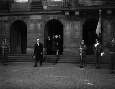 Nieuwjaarsreceptie ten Paleize Sir Neville Bland verlaten het Paleis, Bestanddeelnr 902-5316