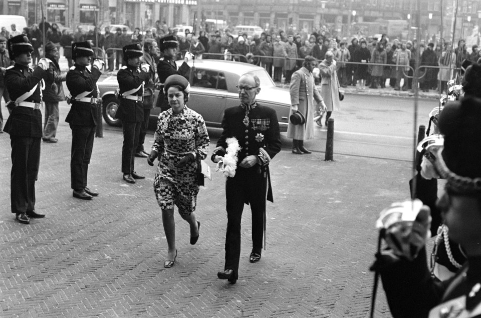 Nieuwjaarsreceptie Koninklijk Paar op Dam in Amsterdam aankomst Britse ambassad, Bestanddeelnr 928-3985