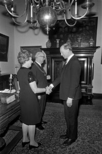 Nieuwjaarsreceptie van burgemeester Samkalden in Stedelijk Museum Amsterdam, Bestanddeelnr 923-1276