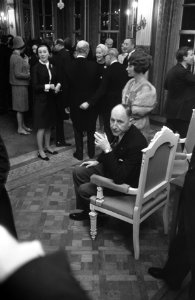 Nieuwjaarsreceptie minister Luns in Treveszaal Den Haag de minister moet even ui, Bestanddeelnr 921-9858