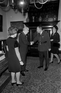 Nieuwjaarsreceptie van burgemeester Samkalden in Stedelijk Museum Amsterdam, Bestanddeelnr 923-1283