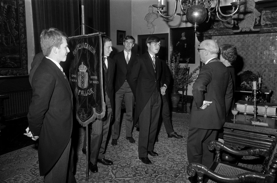 Nieuwjaarsreceptie van burgemeester Samkalden in Stedelijk Museum Amsterdam, Bestanddeelnr 923-1281