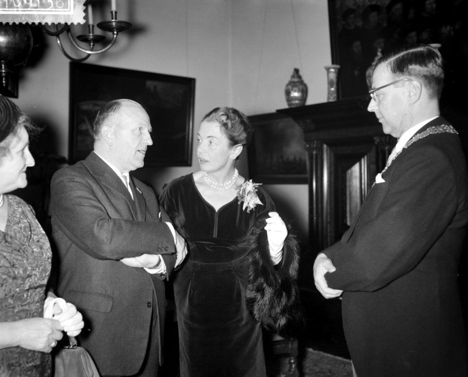 Nieuwjaarsreceptie van burgemeester G van Hall in het Stedelijk Museum te Amste, Bestanddeelnr 910-9136