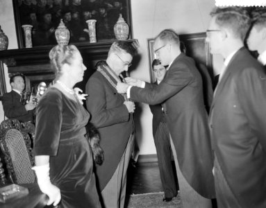 Nieuwjaarsreceptie van burgemeester G. van Hall in het Stedelijk Museum te Amste, Bestanddeelnr 910-9141