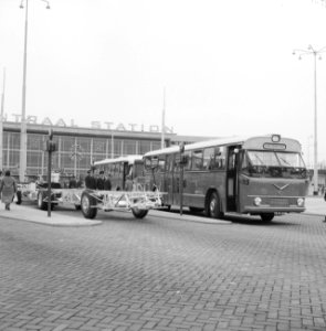 Nieuwe stadsbussen Rotterdam met onderstellen op het stationsplein, Bestanddeelnr 911-5341