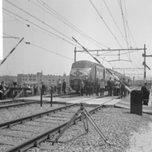 Nieuwe spoorburg over de Maas bij Venlo in gebruik genomen de trein met genodigd, Bestanddeelnr 916-4648