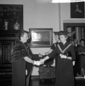 Nieuwjaarsreceptie in het Stedelijk Museum door burgemeester Van Hall , studente, Bestanddeelnr 911-9471