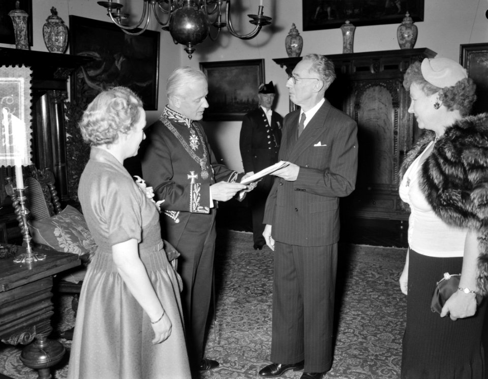 Nieuwjaarsreceptie burgemeester Amsterdam met Arch. Mr. W. F. H.Oldewelt, Bestanddeelnr 906-9233