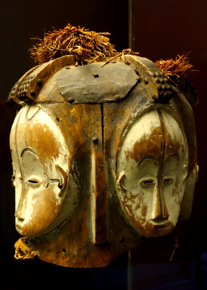 Ngontang helmet mask with four faces - Fang people, Gazbon - Royal Museum for Central Africa - DSC06615