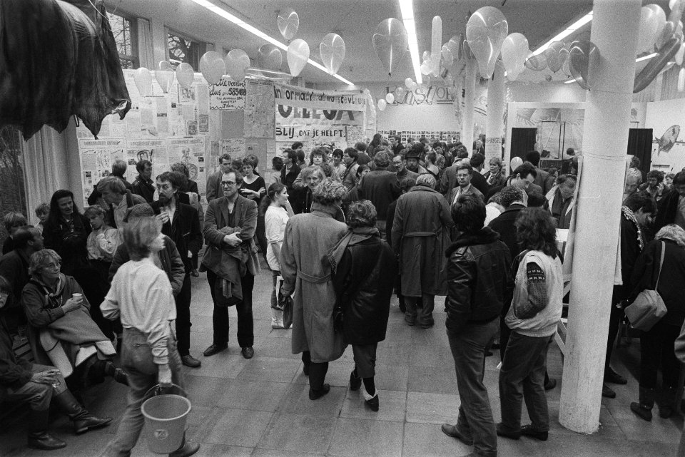 Nieuwjaarsreceptie kunstenaars die vleugel van Stedelijk Museum bezet houden, Bestanddeelnr 932-8227