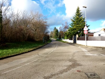 Neyron - Chemin de Sermenaz, vers le nord, depuis la rue de la Dombes