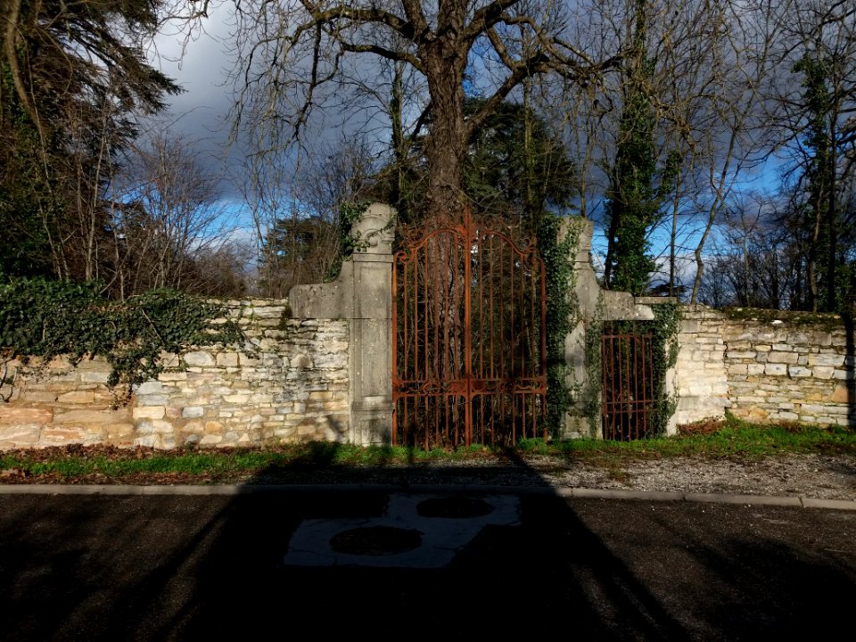 Neyron - Chemin de Sermenaz, ancien portail du château de Sermenaz