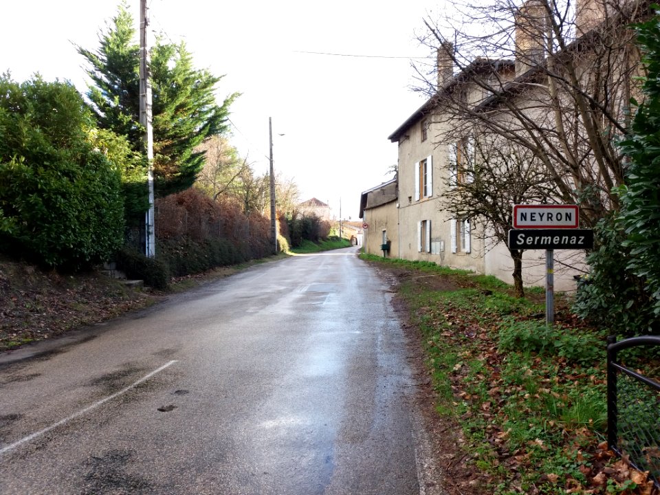 Neyron - Chemin de Sermenaz, vers le sud, en entrant dans Neyron