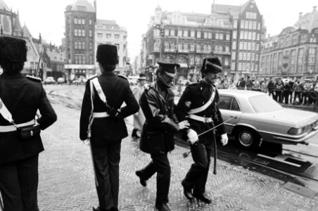 Nieuwjaarsreceptie koningin Juliana in Paleis op de Dam erewacht krijgt bijles, Bestanddeelnr 930-6365