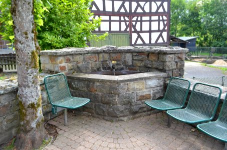 Niederdreisbach, Brunnen vor Denkmalstraße 20