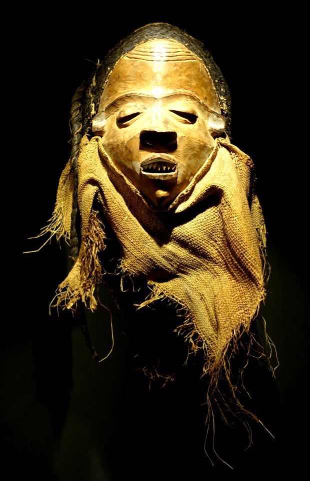 Nganga ngombo, Democratic Republic of the Congo, Pende, 19th century AD, wood, rafia, bast fibers - Ethnological Museum, Berlin - DSC02257