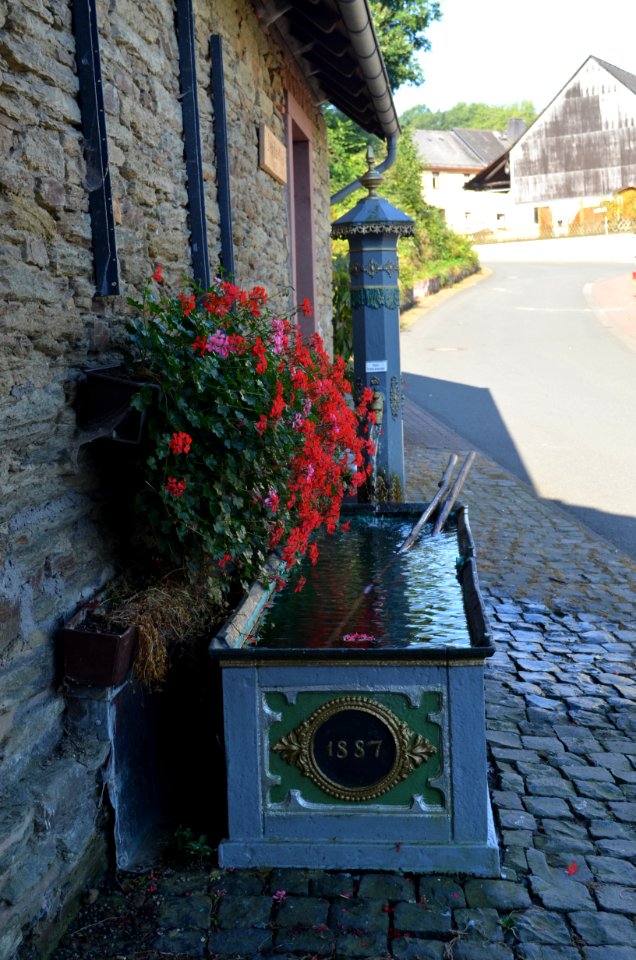Niederlauken, Brunnen in der Ratsgasse, Front (1)