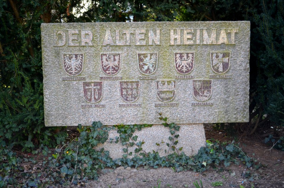 Nieder-Erlenbach, Vertriebenendenkmal