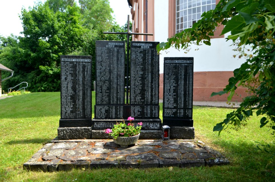 Nieder-Florstadt, Evangelische Kirche, Gefallenendenkmal Weltkriege