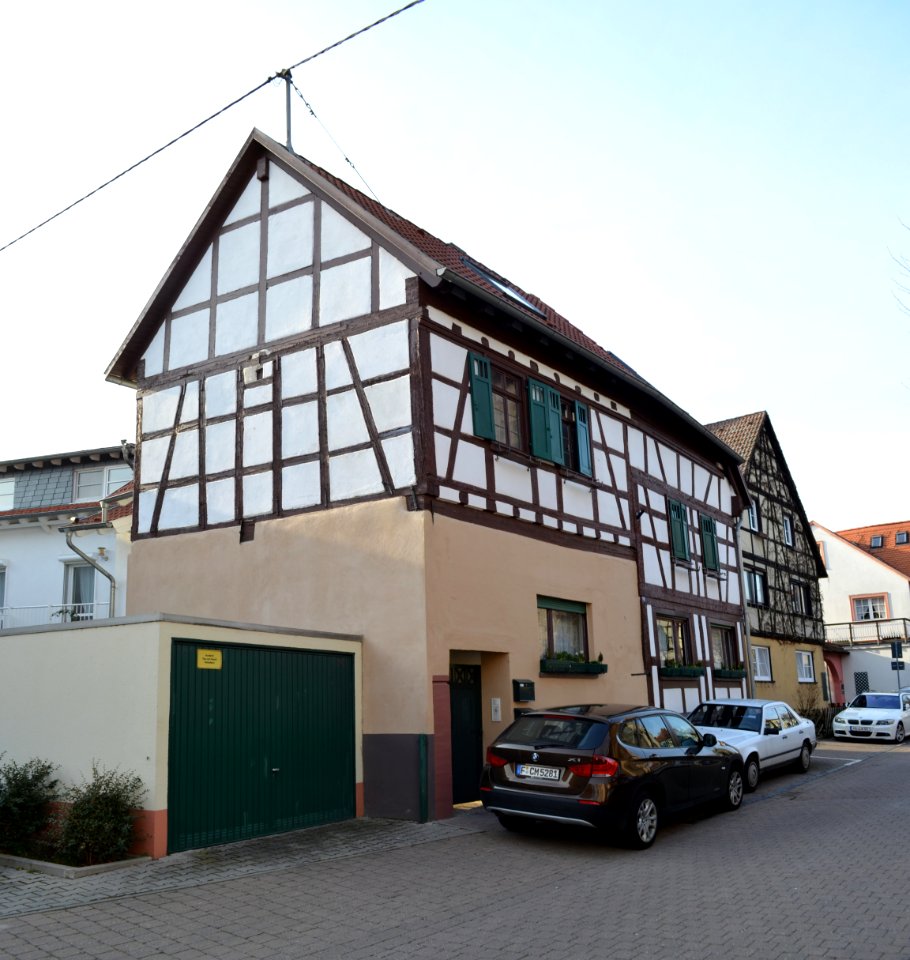 Nieder-Erlenbach, Zur Charlottenburg 6