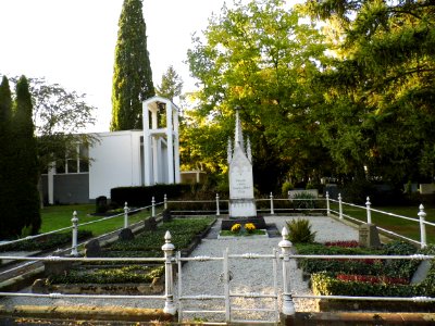 Nieder-Eschbach-Friedhof, Grab Schwenk-Bieber, Vorderseite (1)