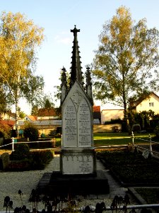 Nieder-Eschbach-Friedhof, Grab Schwenk-Bieber, Rückseite