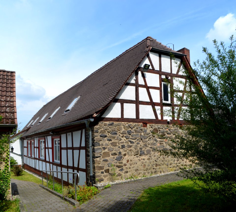 Nieder-Florstadt, Kirchgasse 12, Pfarrhof, Scheune