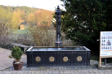 Niederauroff, Brunnen, Front