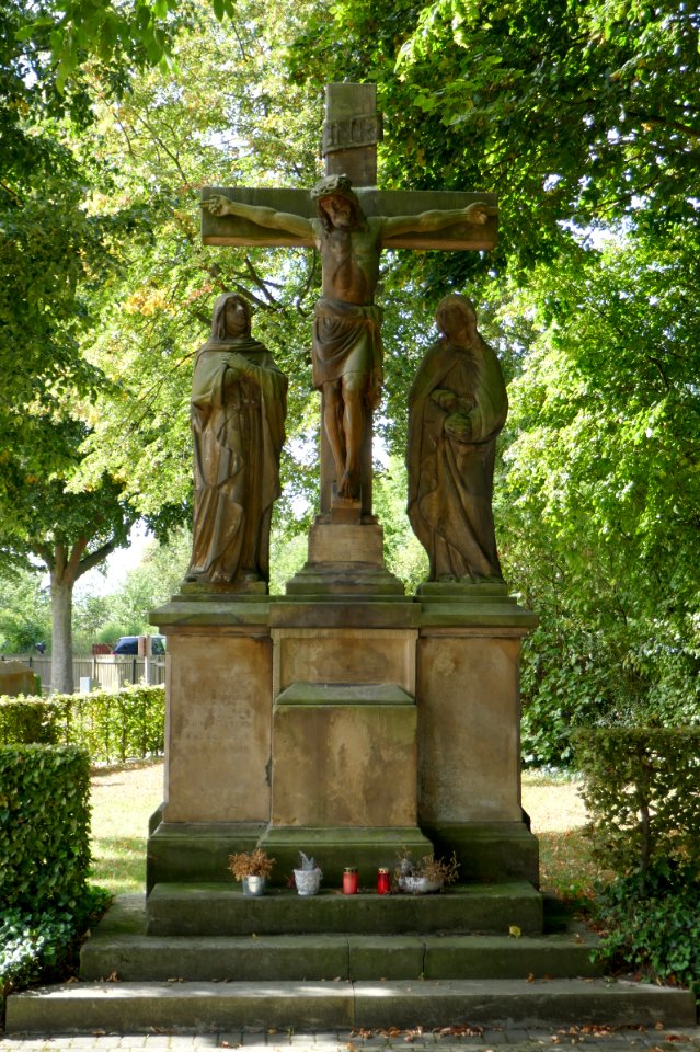 Niederntudorf - Kreuzigungsgruppe auf dem Friedhof
