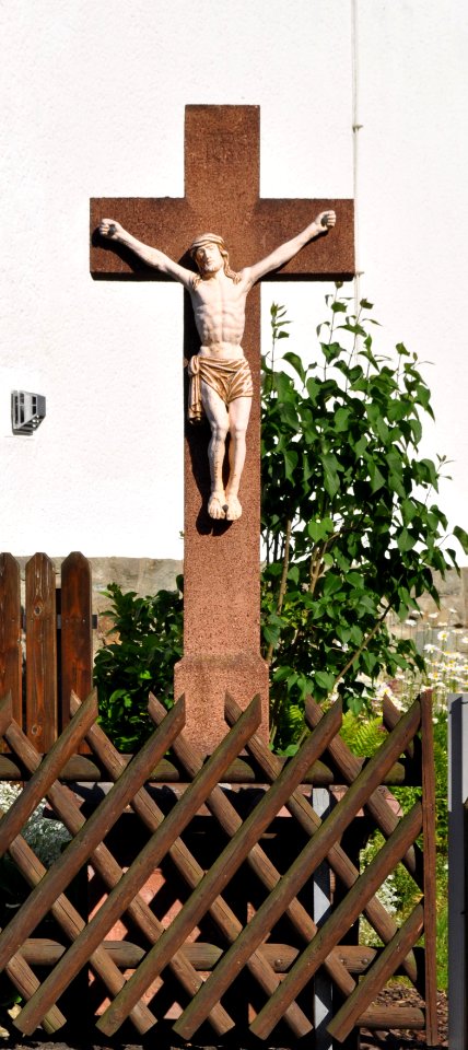 Niederhöchstadt, Limesstraße 9, Steinkreuz