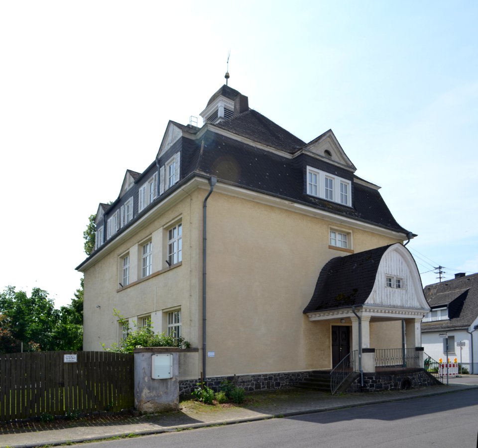 Nieder-Florstadt, Auf der Beunde 4, ehemalige Schule (1)