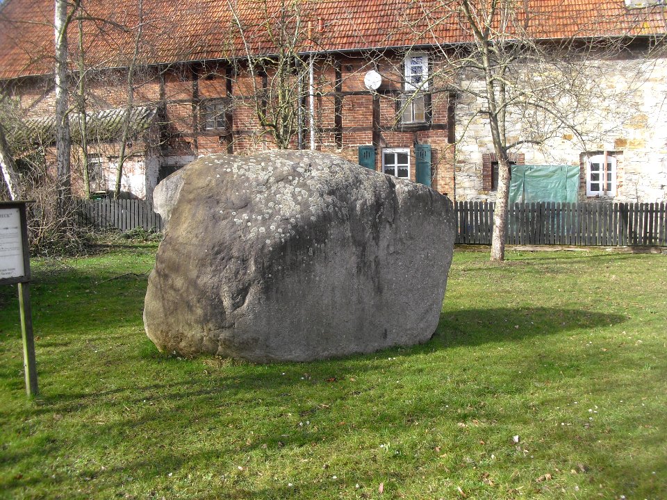 Niederntudorf-Findling am Thing