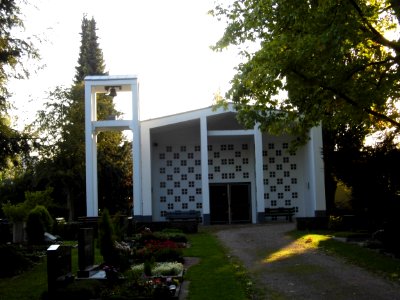 Nieder-Eschbach-Friedhof, Trauerhalle