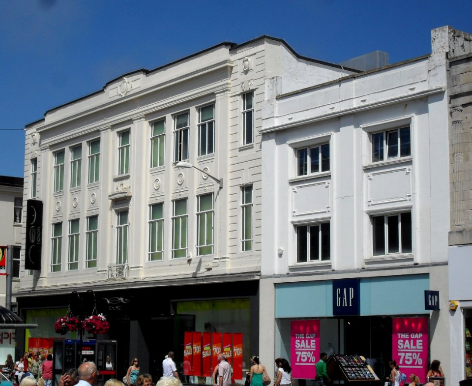 New Look (formerly Wade's Department Store), 188–191 Western Road and Gap, 192 Western Road, Brighton (July 2010)